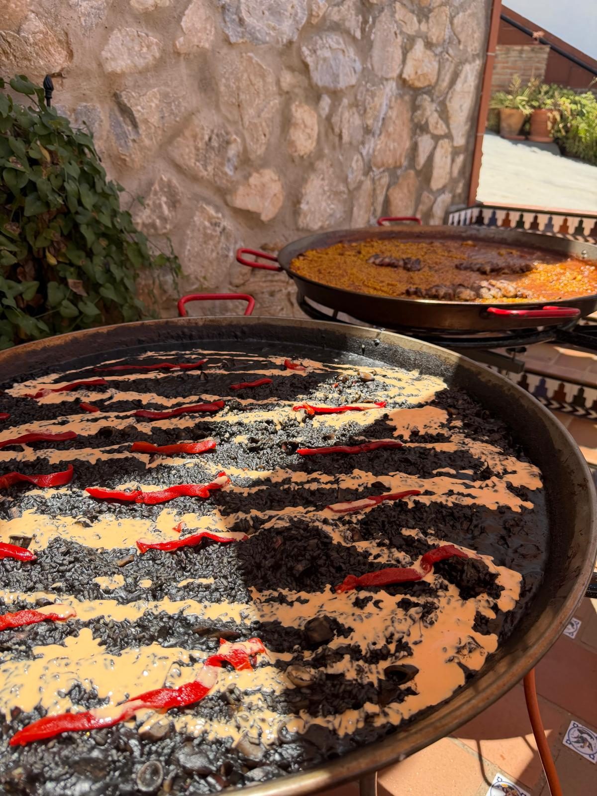 Arroz negro con alioli y pimiento