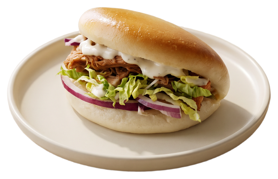 Pan bao relleno de carne deshilachada, lechuga y cebolla morada