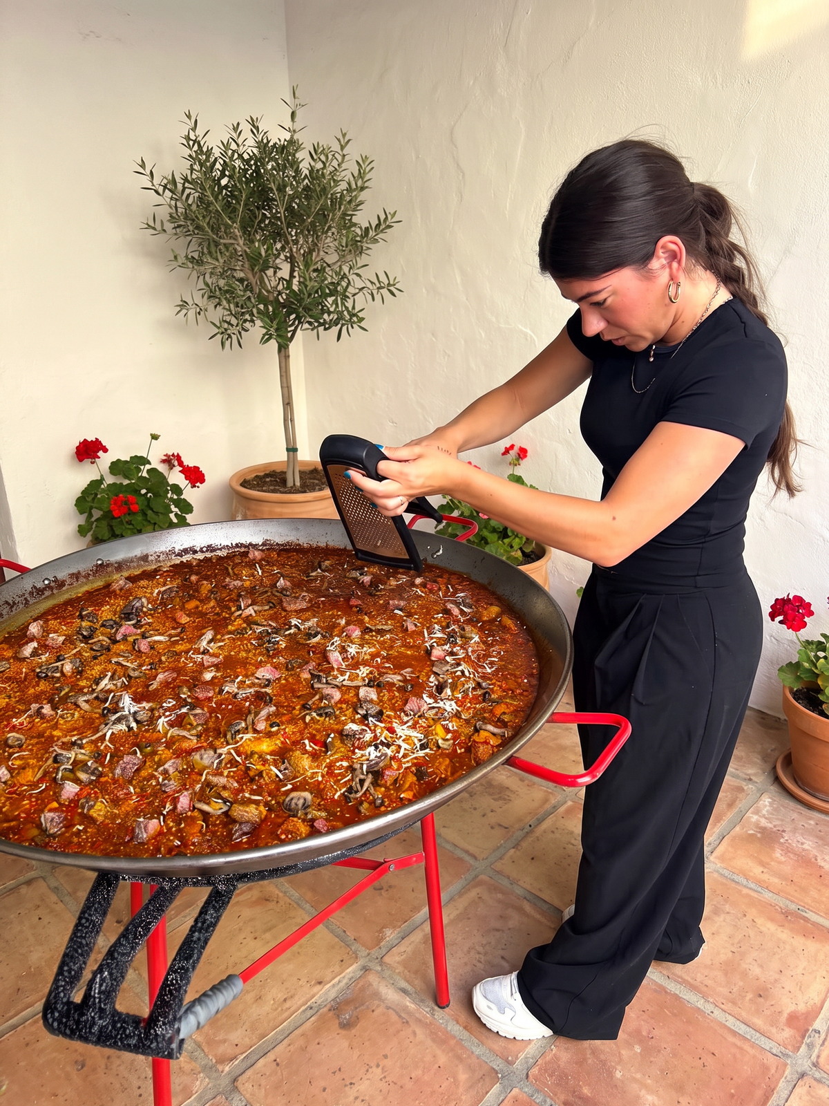 Andrea dando el último toque a un arroz meloso recién hecho