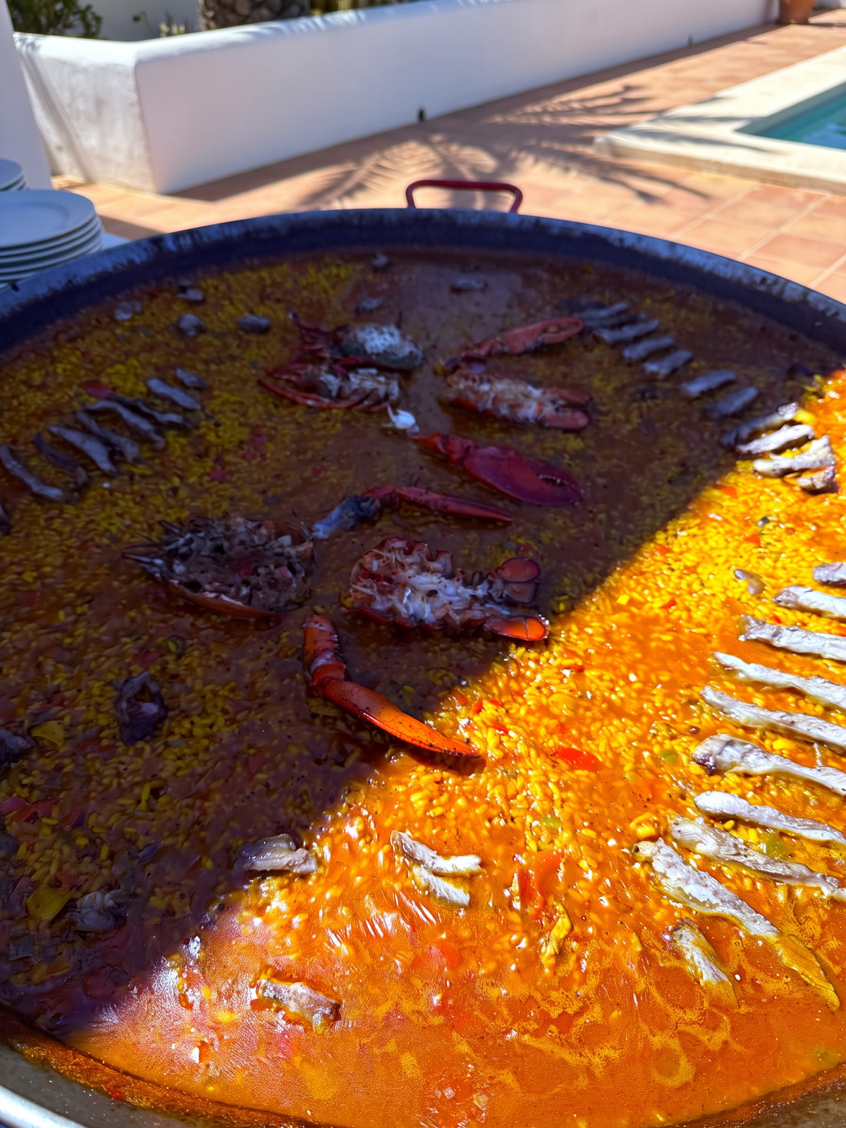 Paellera partida en dos: mitad carne y mitad marisco
