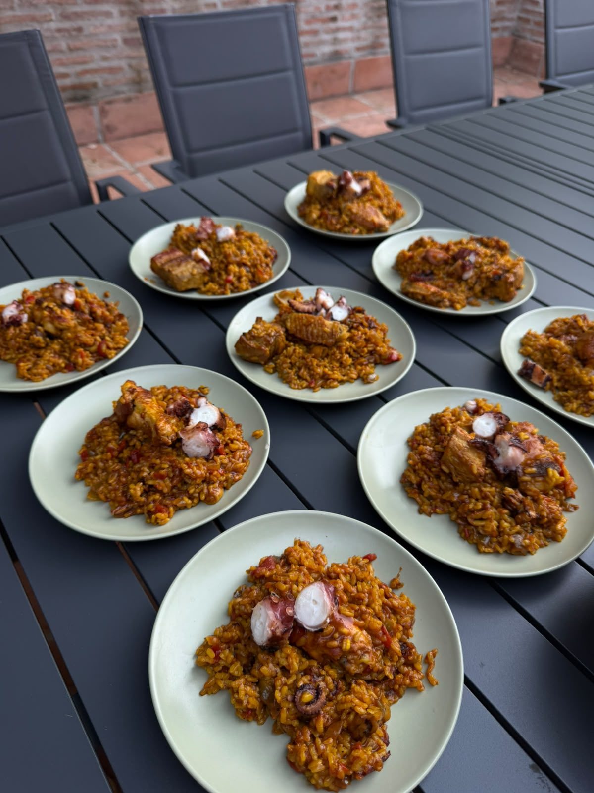 Platos de arroz servidos en una mesa de casa