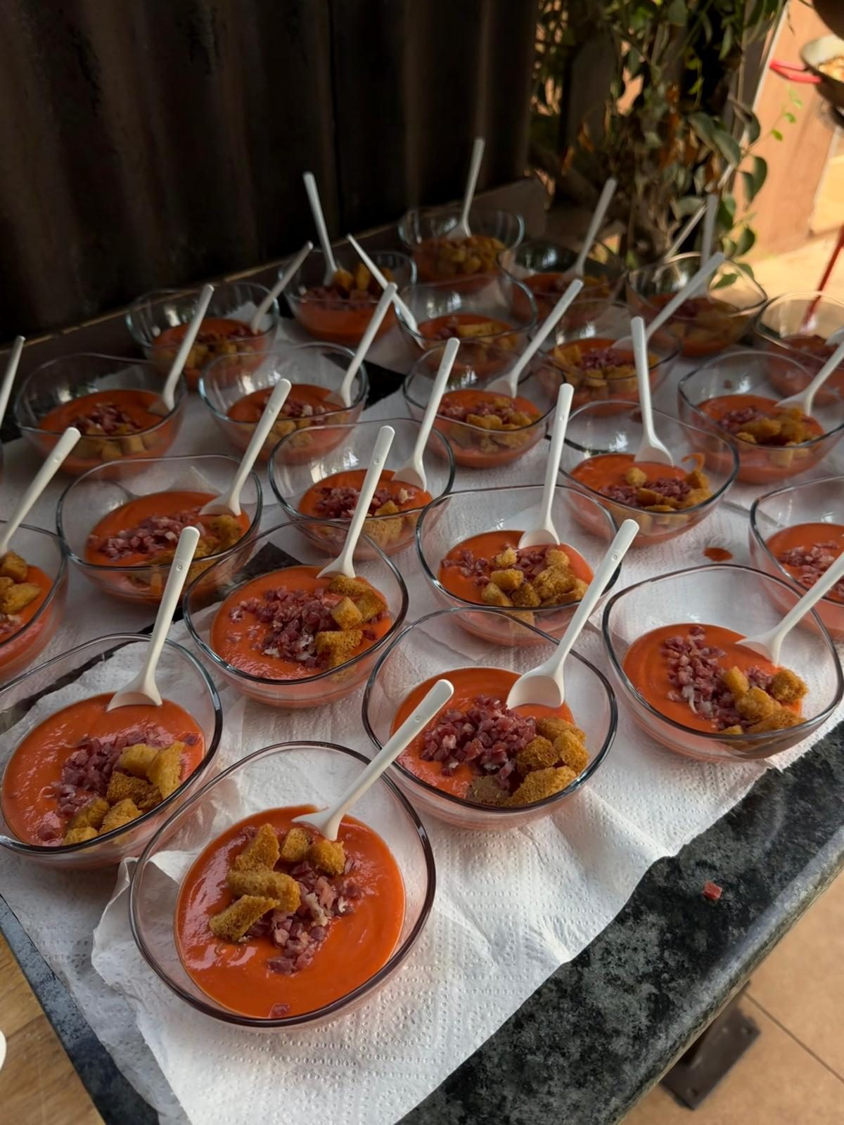 Vasitos de salmorejo con jamón