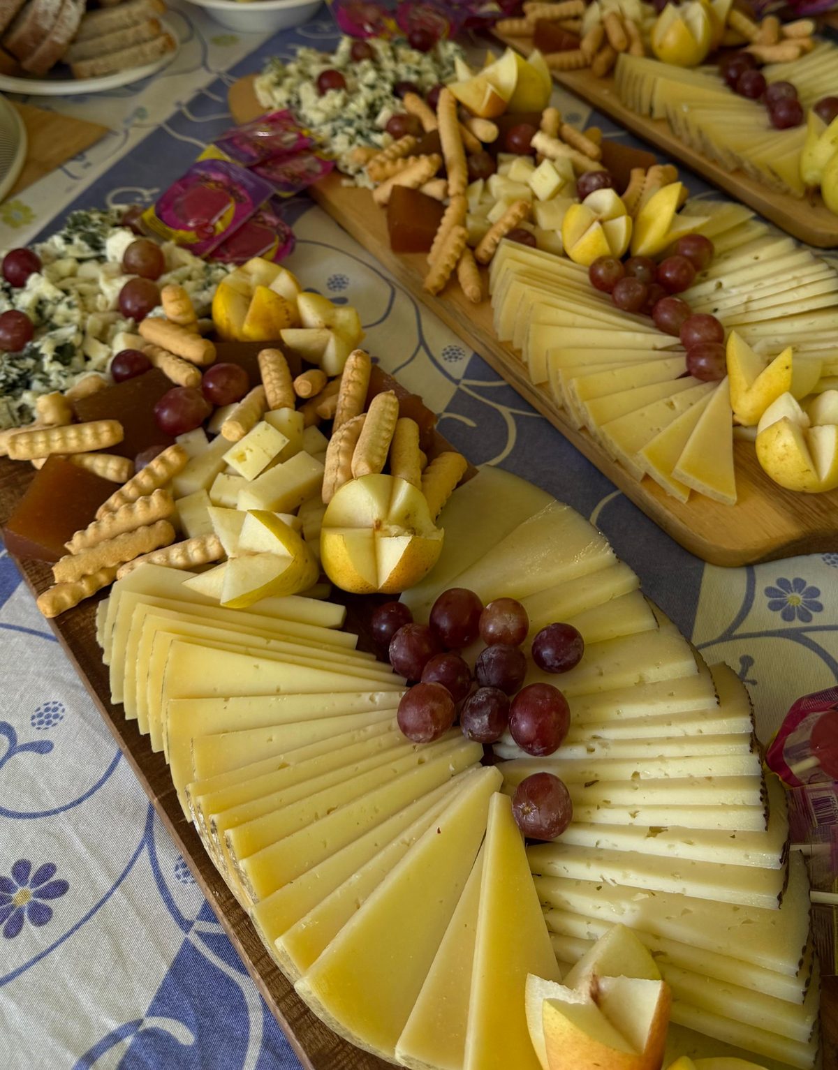 Tablas de quesos con uvas y picos